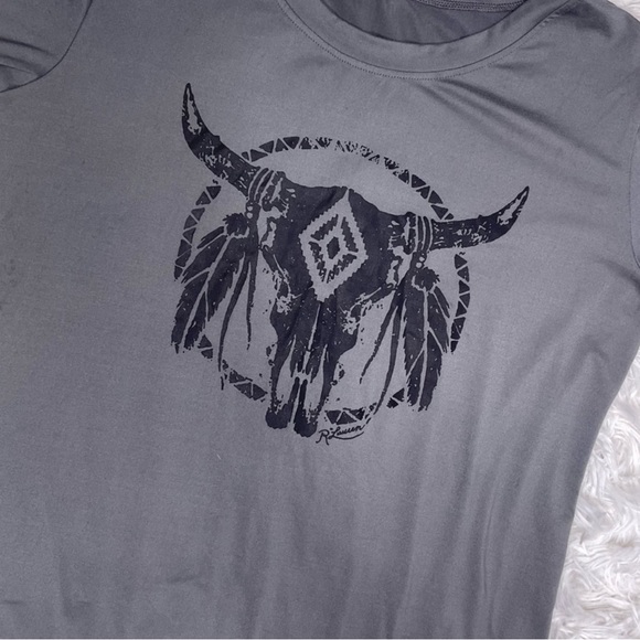 Gray Short Sleeve Tee with Tribal Skull Design - Size Small - Picture 5 of 5